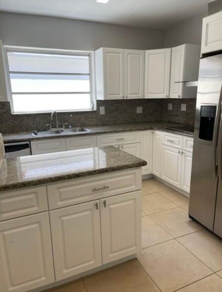 Building Photo - 2780 SW 31st Ave