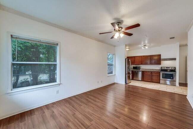 Building Photo - Well Maintained and Great Location!