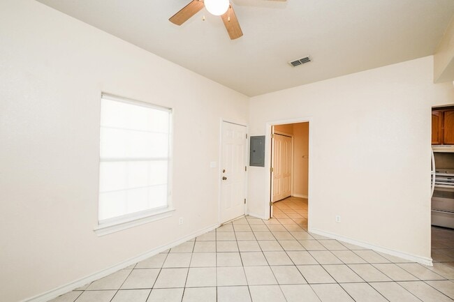 Building Photo - 1000 Ranchway Dr