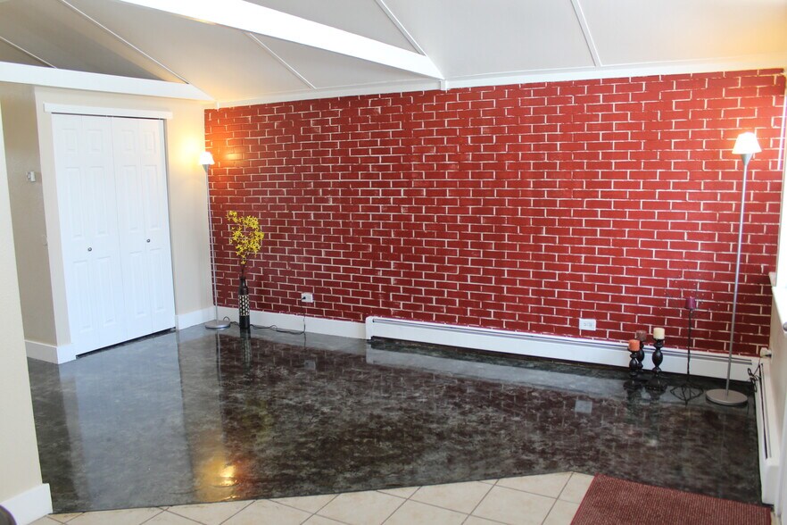 Spacious front room. - 1400 Julian St