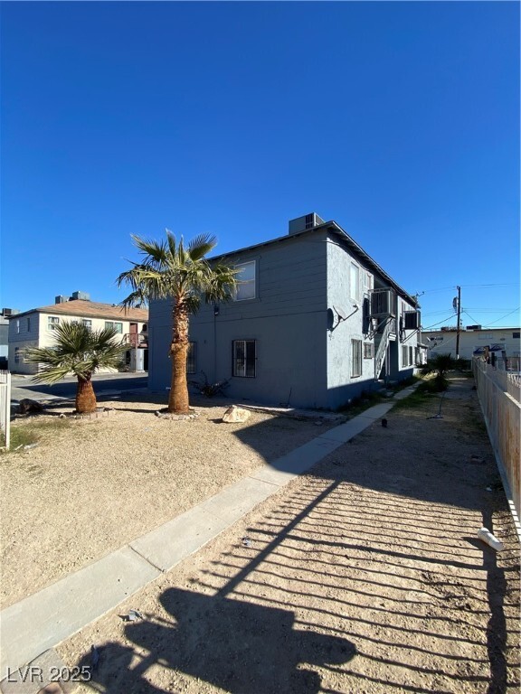 Building Photo - 1711 Santa Paula Dr