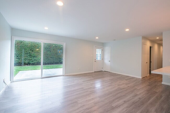 Building Photo - Charming Three Bedroom 2 Bath Home with Spacious Backyard for Entertaining!