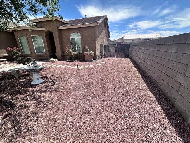 Building Photo - 2792 La Paloma Dr