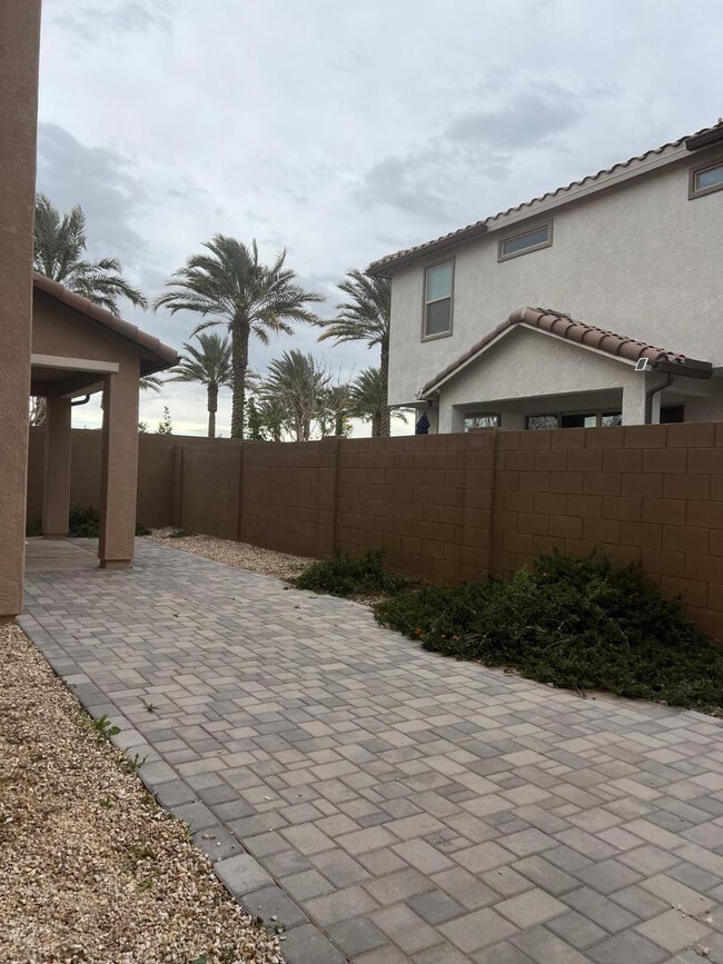 Building Photo - 9922 E Tahoe Ave