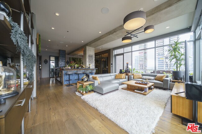 Building Photo - 1100 S Hope St