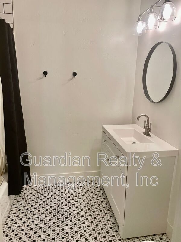 Building Photo - 2930 E Elm St