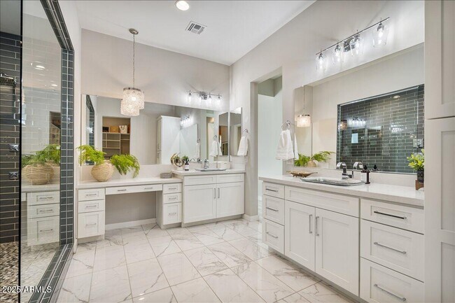 Building Photo - 5543 E Beryl Ave