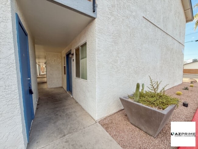 Building Photo - $950 OFF FIRST MONTH'S RENT MOVE IN SPECIA...