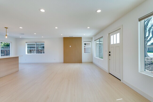 Building Photo - 2051 Randolph Dr