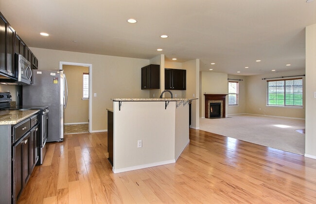 Building Photo - Open Floor Plan Home!  3 Bedroom, 2.5 bath with Loft