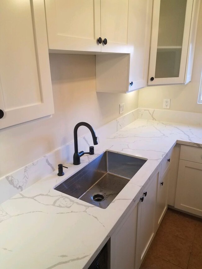 Building Photo - Beautiful Remodeled 1 Bedroom/1 Bath Lower Level Condo in Oceanside