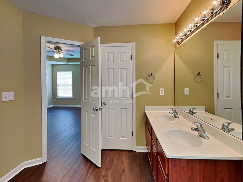 Building Photo - 1008 Golden Crest Dr