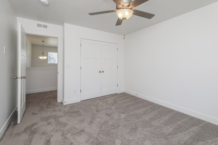 Building Photo - 4762 E Lk Cor Dr