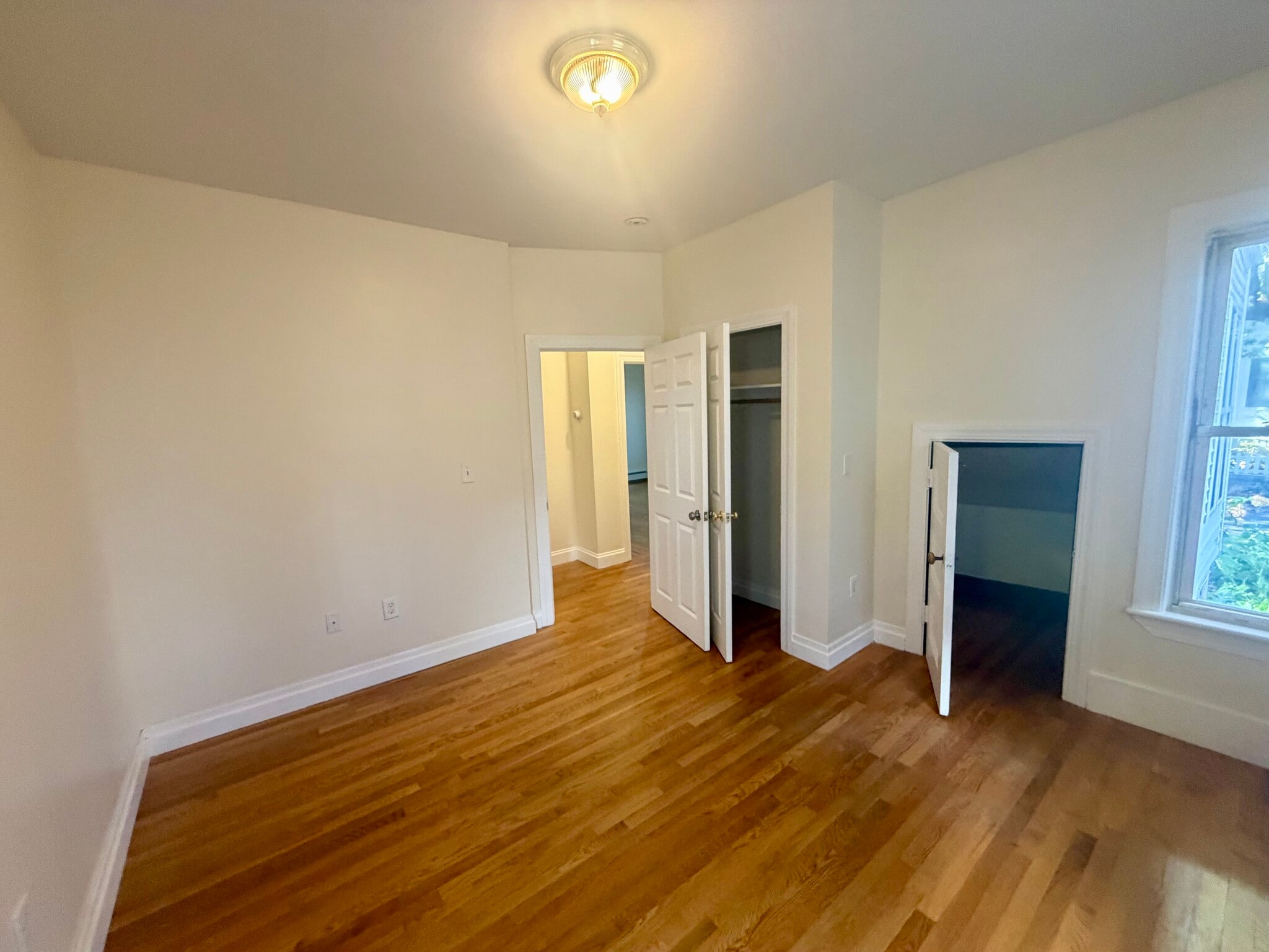 Building Photo - 19 Banks St