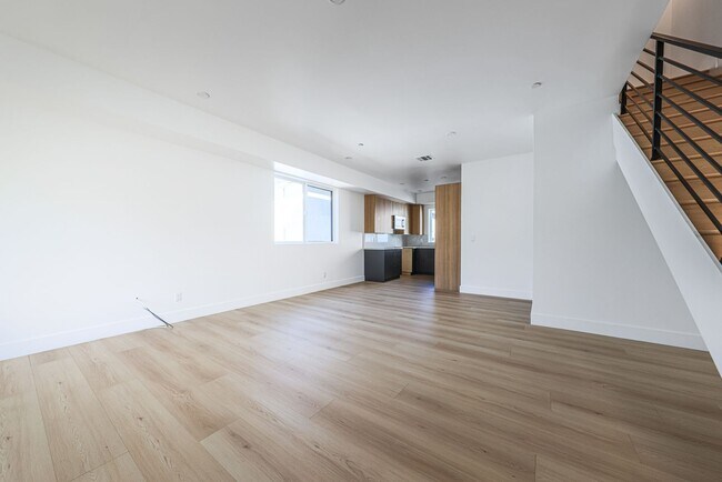 Building Photo - 1237 N Orange Dr