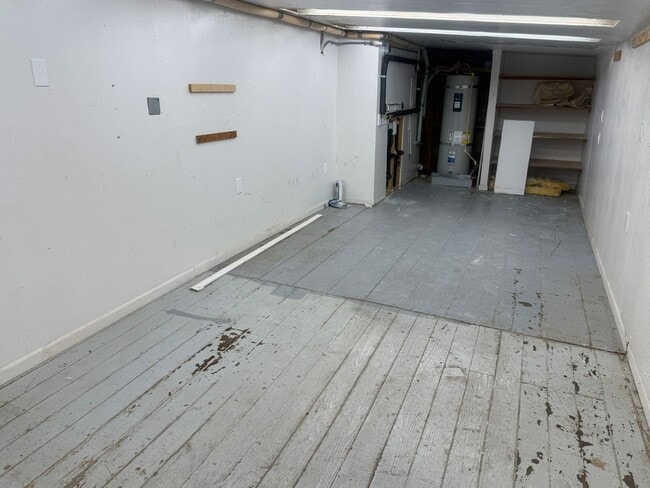 Building Photo - Studio apartment with a large garage in Eugene!