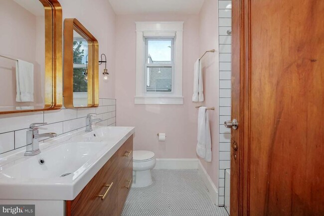 Building Photo - 706 Van Buren St NW