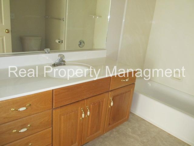 Building Photo - 3 Bedroom Townhome in Smithfield.  Available for August move in!