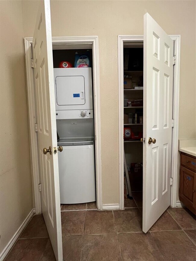 Building Photo - 1006 1/2 W 22nd St