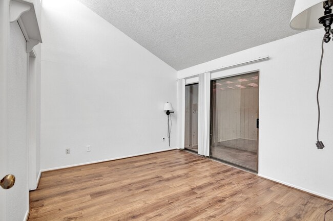 Building Photo - 2001 Lakewood Ct