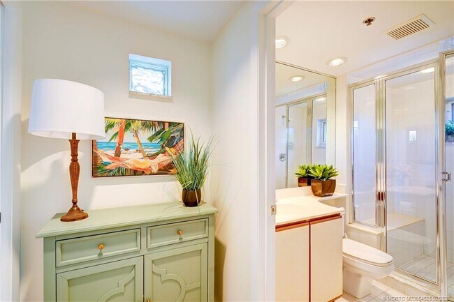 Building Photo - 184 NE Edgewater Dr