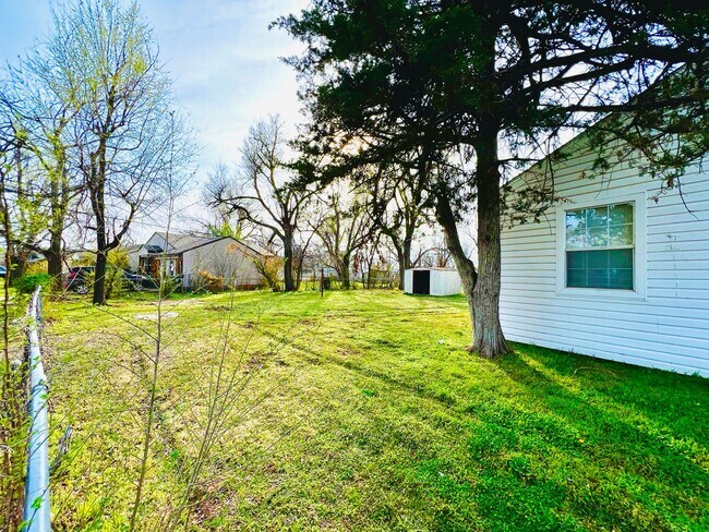 Building Photo - Cute 2BD 1BA Home w/ Bonus Room in Midwest...