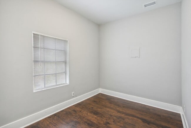 Building Photo - Large 3BR/2.5BA Two Story House Near Downtown Savannah