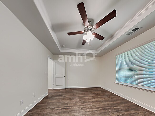 Building Photo - 608 W Lionel Rd