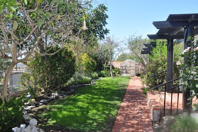 Building Photo - Serra Mesa  SFH Detached “4BR/2.5BA + offi...