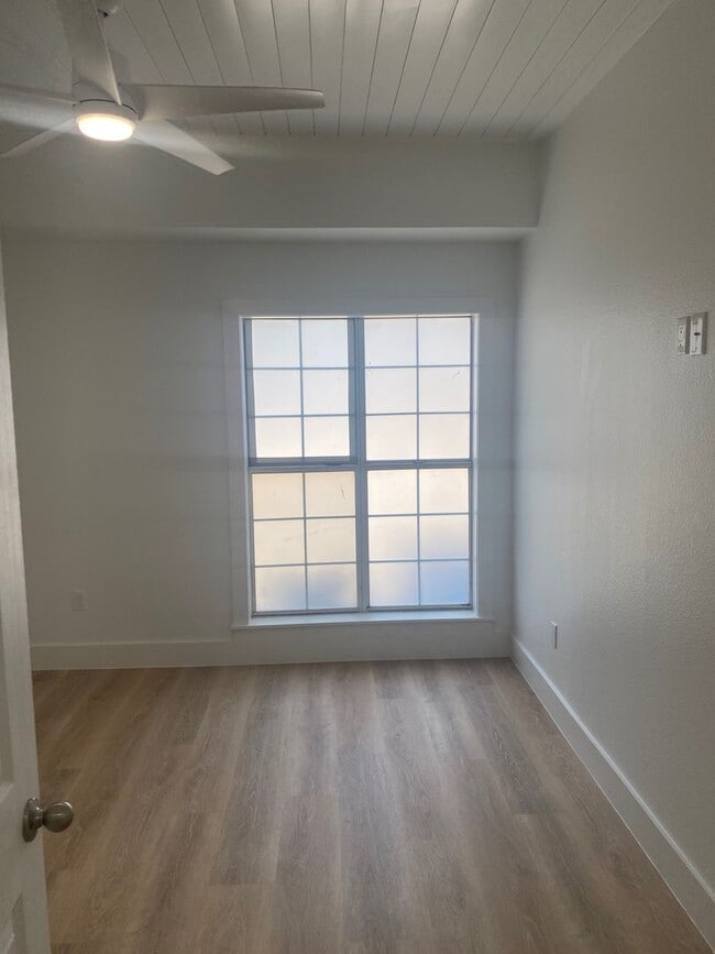 Building Photo - Marina Pointe One Bedroom Unit