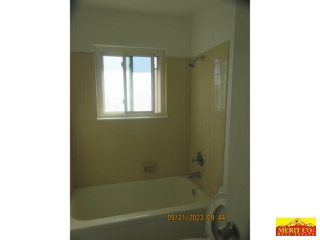 Building Photo - Townhome