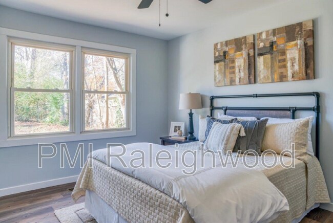 Building Photo - 2204 Emerson Pl