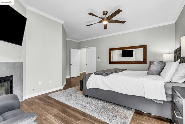 Building Photo - 2435 Pinehurst Ct