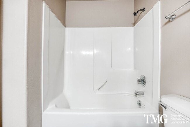 Building Photo - Gorgeous Two Bedroom Townhome in Hillsboro!