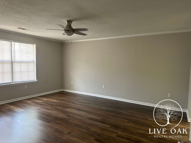 Building Photo - MOVE IN SPECIAL: $500 OFF 1ST MONTH'S RENT!**