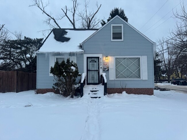 Building Photo - This Charming 3BR Single Family Home!