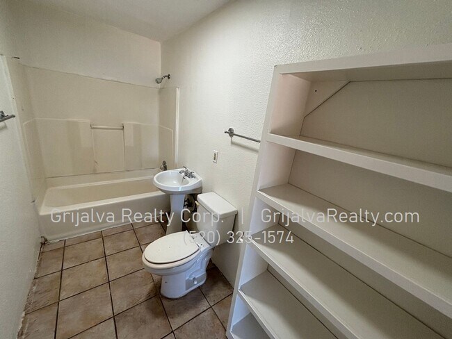 Building Photo - 835 W Tipton Dr