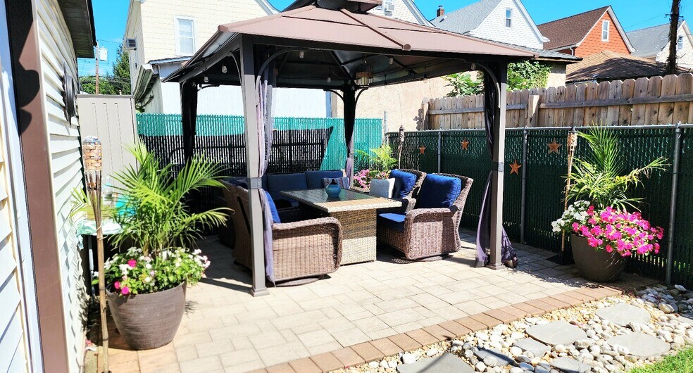 Entertain Outside! - 11 Banta Ave