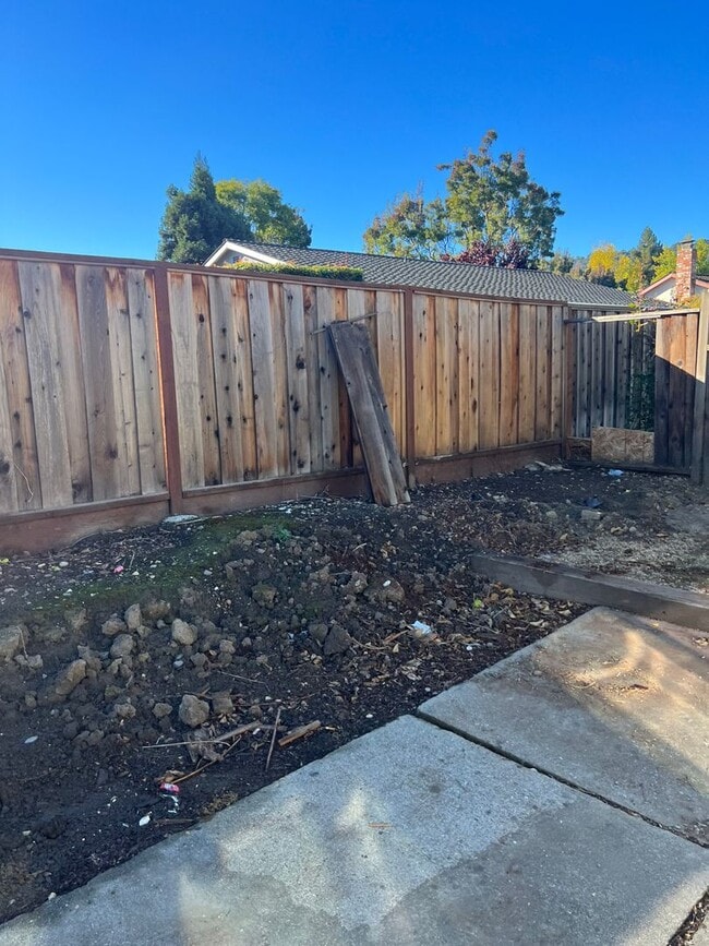 Building Photo - 4Bedroom House