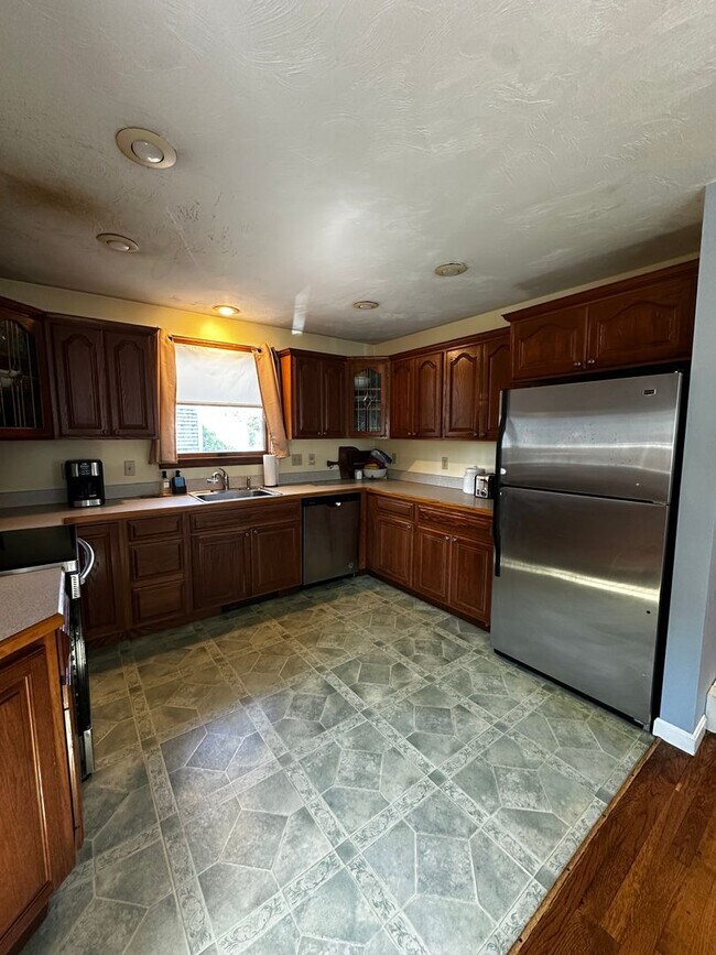 Building Photo - Charming 3 Bed, 3 Bath Home with Finished ...