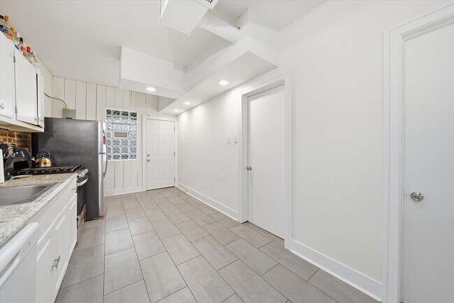 Building Photo - 5210 S Ingleside Ave