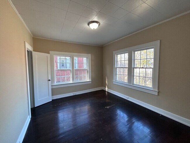 Building Photo - 3 Bed, 1 Bath Home with Fenced Yard / Pet-Friendly / Available Now!