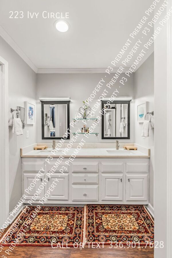 Building Photo - 223 Ivy Cir