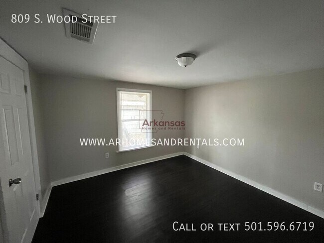 Building Photo - 809 S Wood St