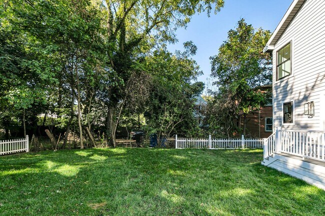 Building Photo - 516 River Rd