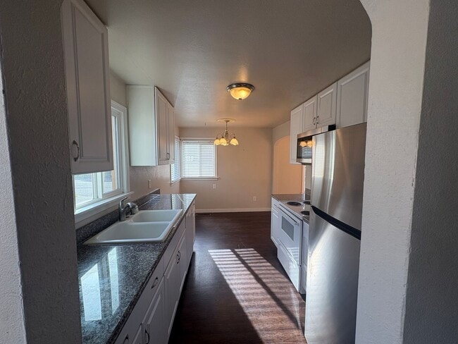 Building Photo - Peaceful Small-Town Getaway!