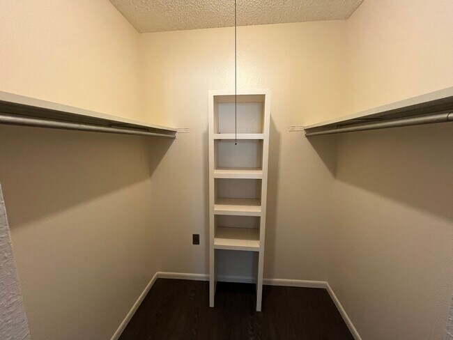 Building Photo - 1705 Heatheridge Rd