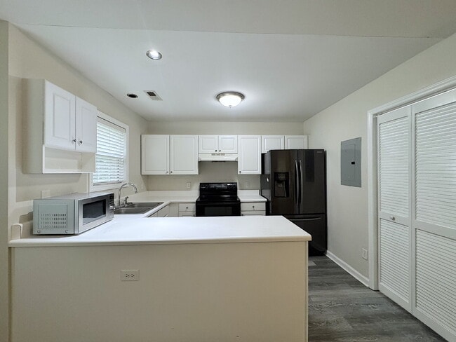 Building Photo - Beautiful 2 Bedroom Condo in Cary!