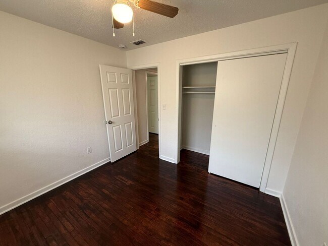 Building Photo - 5104 Londonderry Blvd