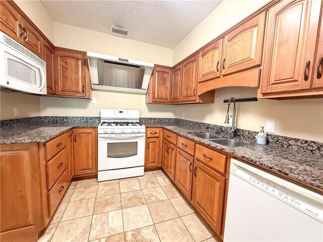 Building Photo - 2772 N Grafhill Dr